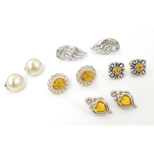 564 - 5 assorted pairs of silver and silver plate earrings, some set with amber cabochon