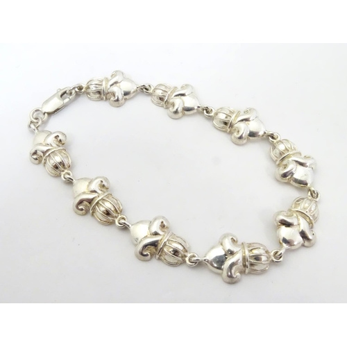 569 - A silver bracelet approx. 7 1/2