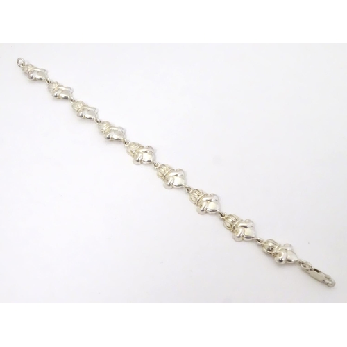 569 - A silver bracelet approx. 7 1/2