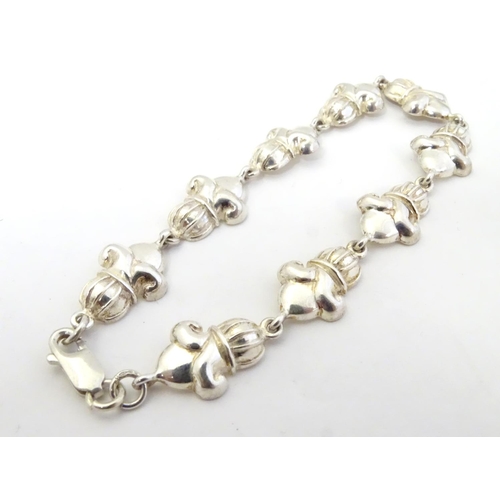 569 - A silver bracelet approx. 7 1/2