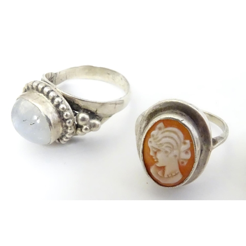 571 - 6 assorted silver and white metal rings, one with cameo detail another with agate. (6)