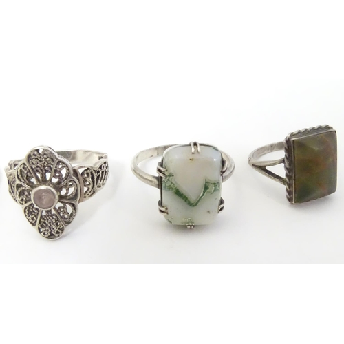 571 - 6 assorted silver and white metal rings, one with cameo detail another with agate. (6)