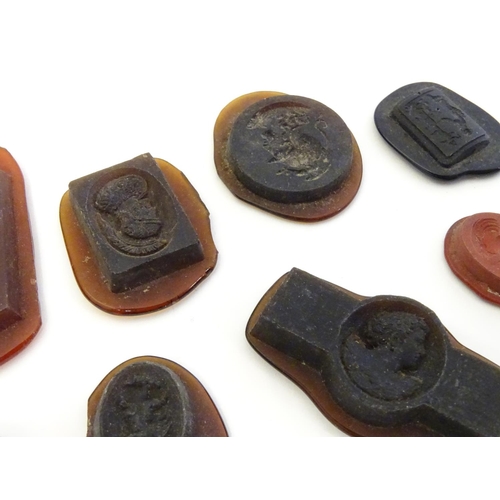 577 - A quantity of assorted intaglio seals etc depicting various classical busts etc The largest approx 1... 