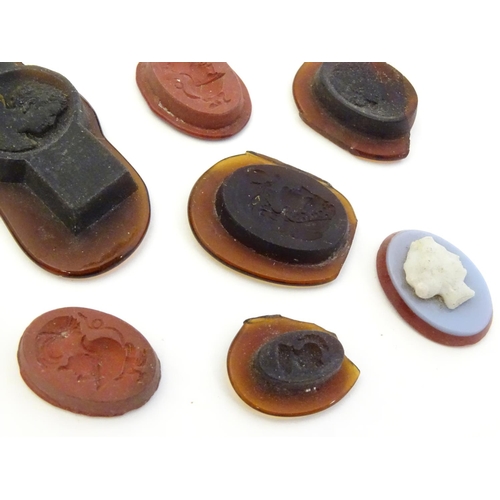 577 - A quantity of assorted intaglio seals etc depicting various classical busts etc The largest approx 1... 