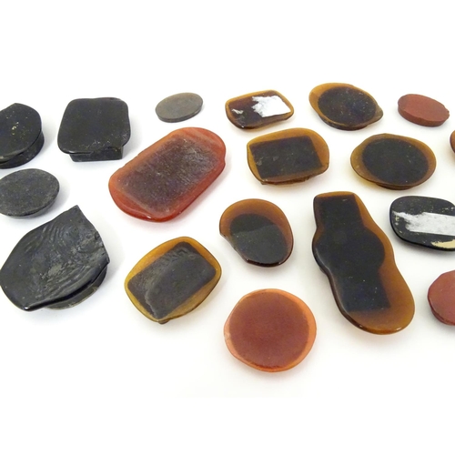 577 - A quantity of assorted intaglio seals etc depicting various classical busts etc The largest approx 1... 