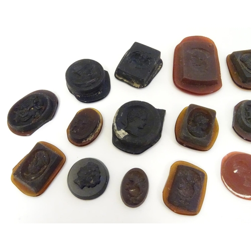 577 - A quantity of assorted intaglio seals etc depicting various classical busts etc The largest approx 1... 