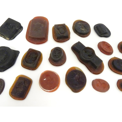 577 - A quantity of assorted intaglio seals etc depicting various classical busts etc The largest approx 1... 