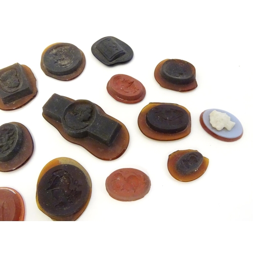 577 - A quantity of assorted intaglio seals etc depicting various classical busts etc The largest approx 1... 