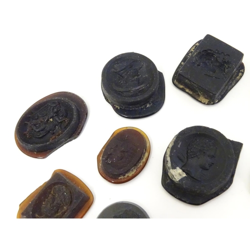 577 - A quantity of assorted intaglio seals etc depicting various classical busts etc The largest approx 1... 