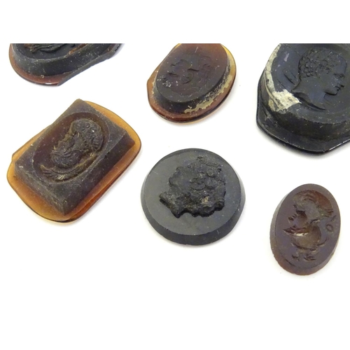 577 - A quantity of assorted intaglio seals etc depicting various classical busts etc The largest approx 1... 