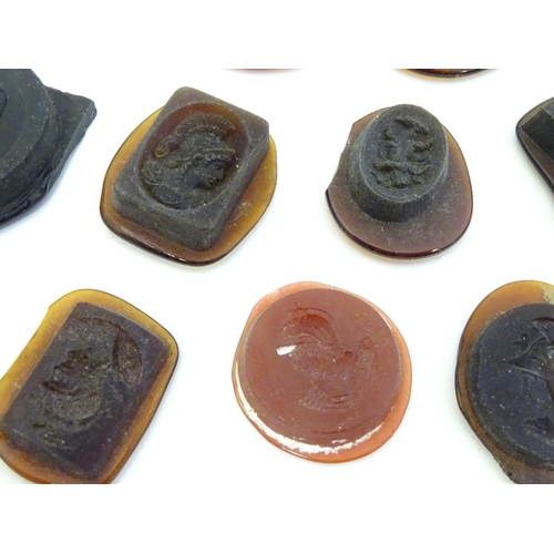 577 - A quantity of assorted intaglio seals etc depicting various classical busts etc The largest approx 1... 