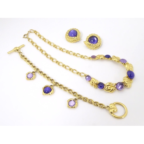 581 - Vintage costume jewellery : A suite of jewellery by Trifari comprising necklace, bracelet and earrin... 