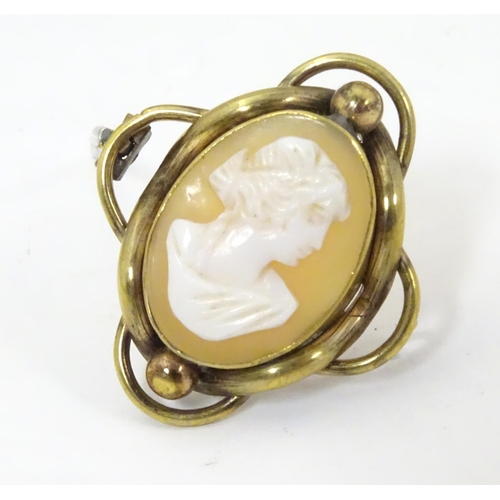 590 - A gilt metal brooch set with shell carved cameo to centre 1 1/4