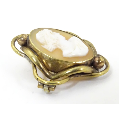 590 - A gilt metal brooch set with shell carved cameo to centre 1 1/4