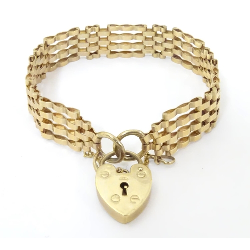 594 - A 9ct gold bracelet with padlock clasp . Approx 7 1/2