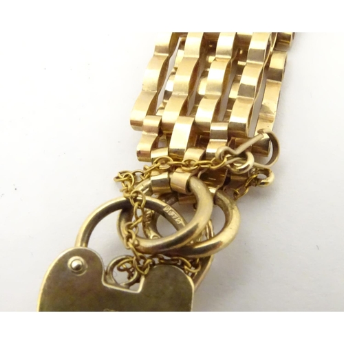 594 - A 9ct gold bracelet with padlock clasp . Approx 7 1/2