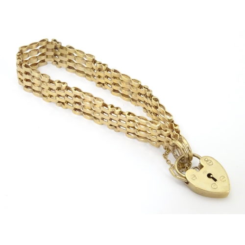 594 - A 9ct gold bracelet with padlock clasp . Approx 7 1/2