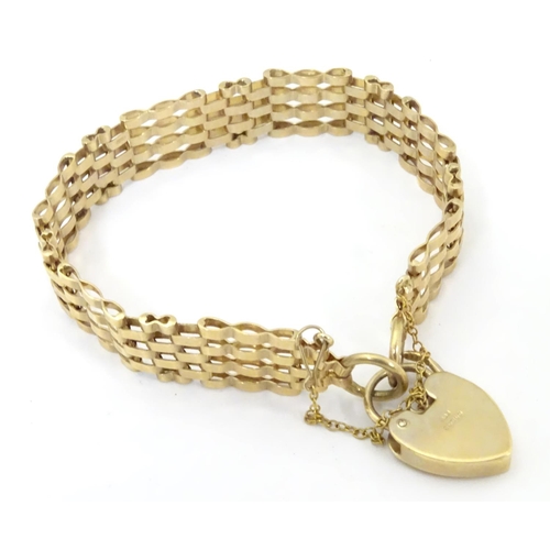 594 - A 9ct gold bracelet with padlock clasp . Approx 7 1/2