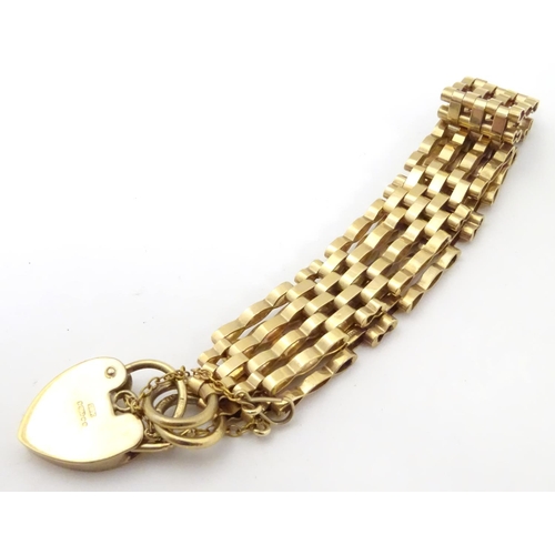 594 - A 9ct gold bracelet with padlock clasp . Approx 7 1/2