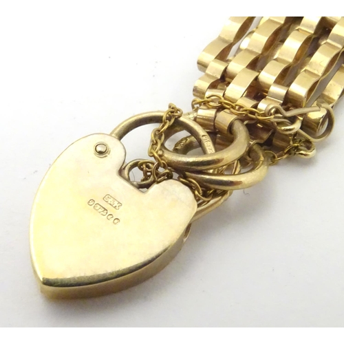 594 - A 9ct gold bracelet with padlock clasp . Approx 7 1/2