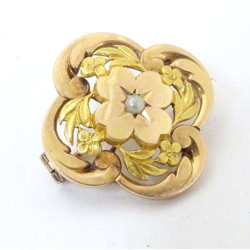 596 - A 9ct gold brooch set with central seed pearl 1'' diameter