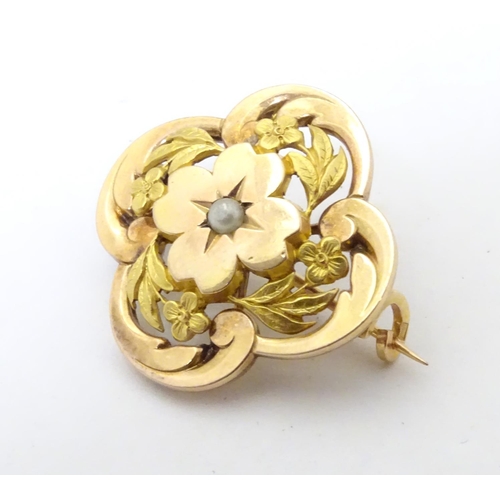 596 - A 9ct gold brooch set with central seed pearl 1'' diameter