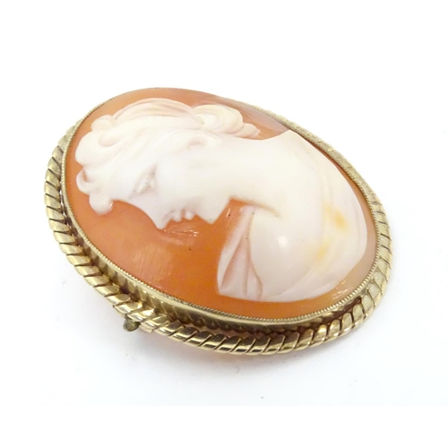 599 - A shell carved cameo brooch depicting the bust of a classical lady 1 1/2