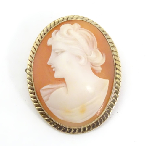 599 - A shell carved cameo brooch depicting the bust of a classical lady 1 1/2