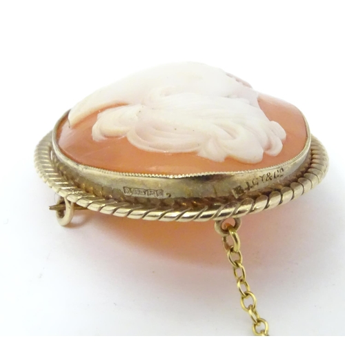 599 - A shell carved cameo brooch depicting the bust of a classical lady 1 1/2