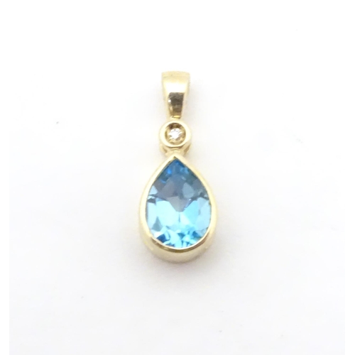 610 - A 9ct gold pendant set with blue topaz 1/2