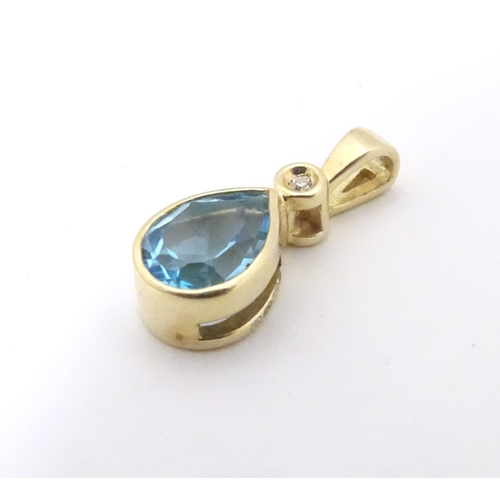 610 - A 9ct gold pendant set with blue topaz 1/2