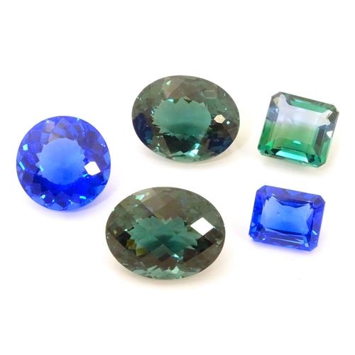 612 - 5 assorted blue / green stones. Unmounted. The largest approx  1