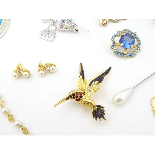 635 - Assorted costume jewellery including various necklaces brooches etc and a Swarovski bow formed brooc... 