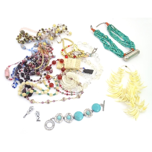 952A - A quantity of assorted jewellery to include necklaces bracelets etc