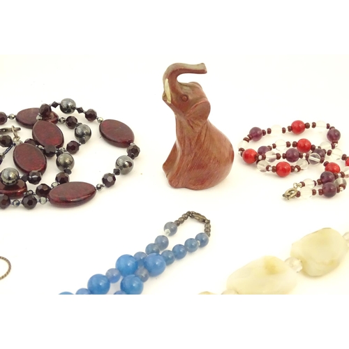 952A - A quantity of assorted jewellery to include necklaces bracelets etc