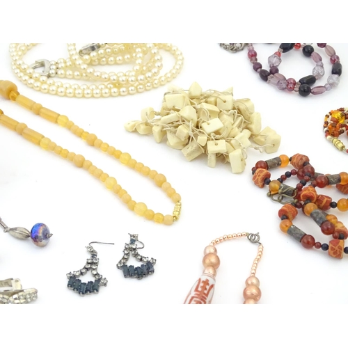 952A - A quantity of assorted jewellery to include necklaces bracelets etc