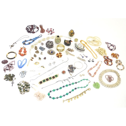 952A - A quantity of assorted jewellery to include necklaces bracelets etc