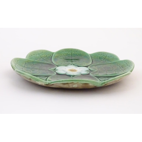 83 - A majolica plate with stylised water lily flower decoration. Approx. 7 3/4