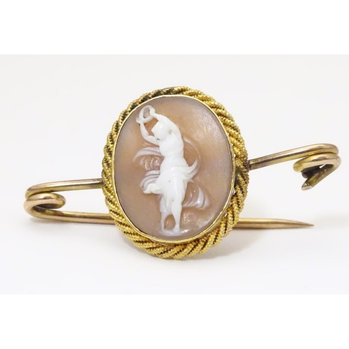 921 - A yellow metal bar brooch set with shell carved cameo. The whole approx. 1 1/2