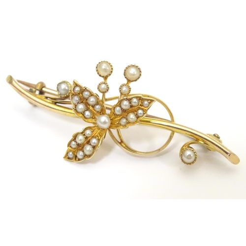 922 - A 15ct gold brooch with floral detail set with seed pearl. Approx. 2