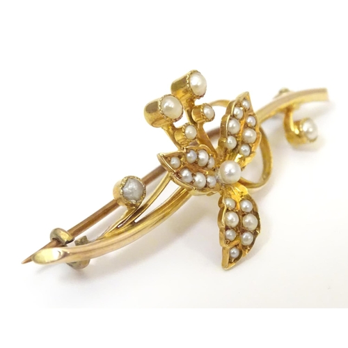 922 - A 15ct gold brooch with floral detail set with seed pearl. Approx. 2