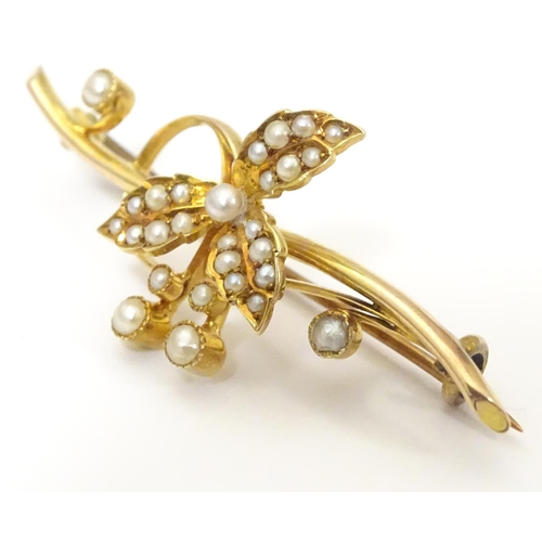 922 - A 15ct gold brooch with floral detail set with seed pearl. Approx. 2