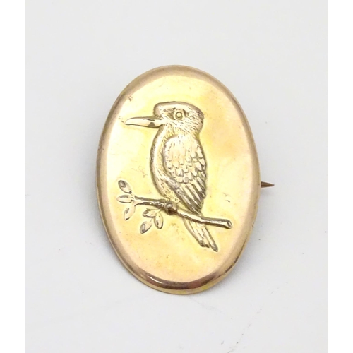 932 - A gilt metal brooch with embossed kingfisher bird detail. Approx. 1 1/4