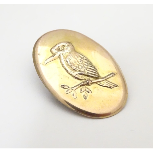 932 - A gilt metal brooch with embossed kingfisher bird detail. Approx. 1 1/4