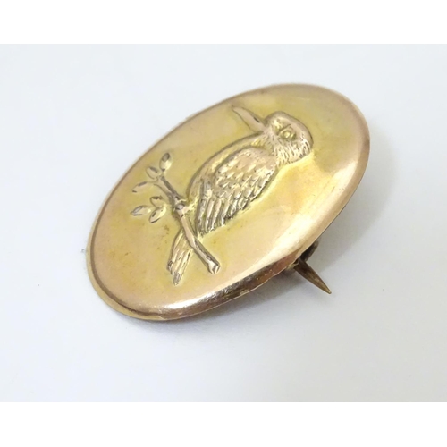 932 - A gilt metal brooch with embossed kingfisher bird detail. Approx. 1 1/4