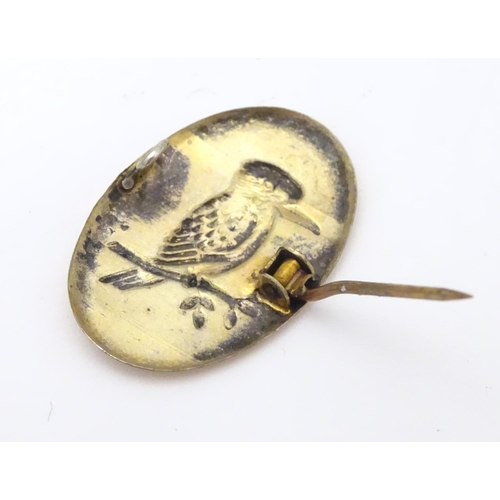 932 - A gilt metal brooch with embossed kingfisher bird detail. Approx. 1 1/4