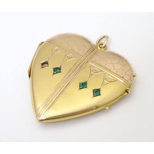 936 - A gilt metal pedant locket of heart form. Approx. 1 1/2