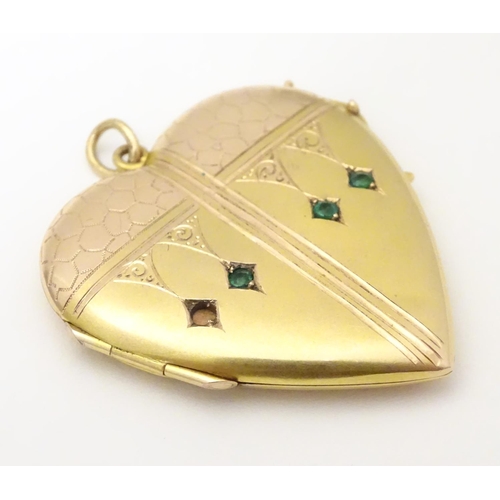 936 - A gilt metal pedant locket of heart form. Approx. 1 1/2