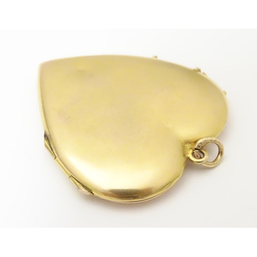 936 - A gilt metal pedant locket of heart form. Approx. 1 1/2