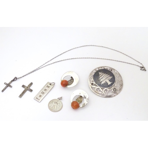 937 - Assorted jewellery to include a silver St Christopher pendant, silver ingot formed pendant, Siam sil... 